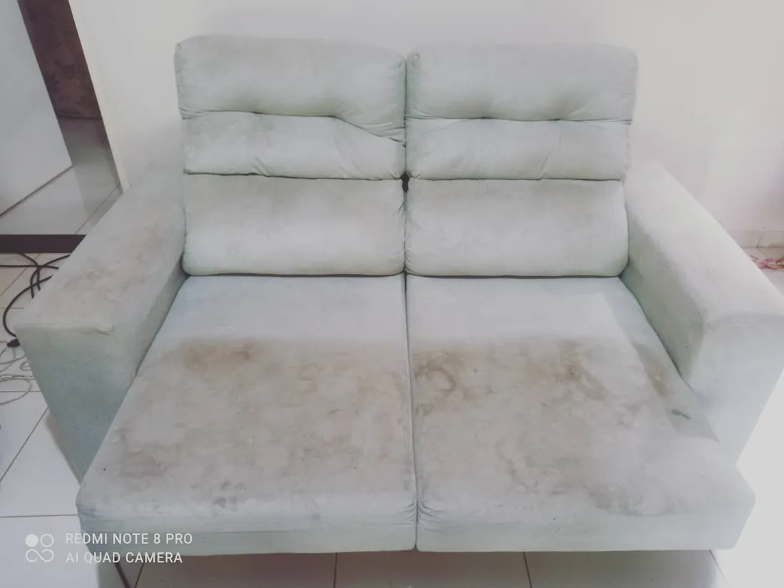 Sofá de tecido claro com manchas antes da higienização