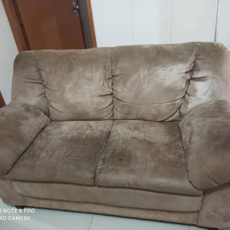 Sofá de 2 lugares antes da limpeza