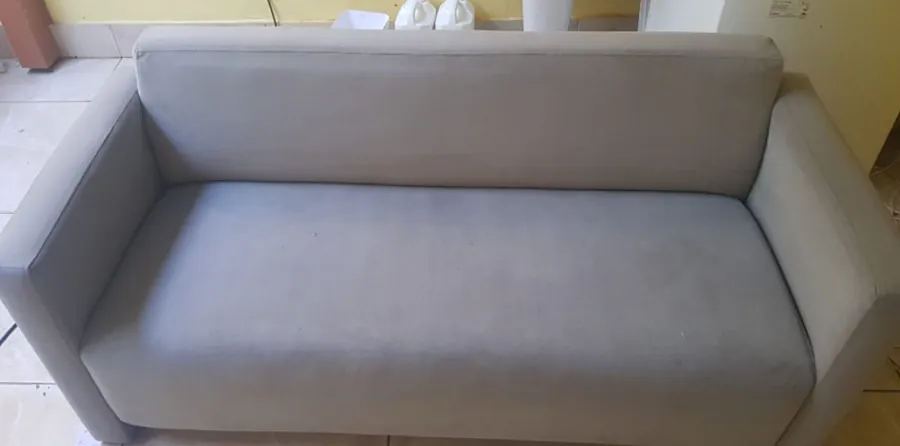Sofá em tecido claro depois da limpeza